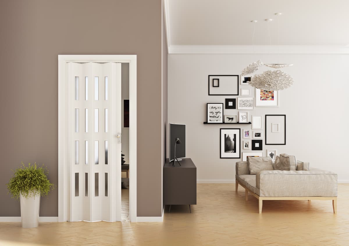 puerta plegable blanca con cristal en una habitación moderna