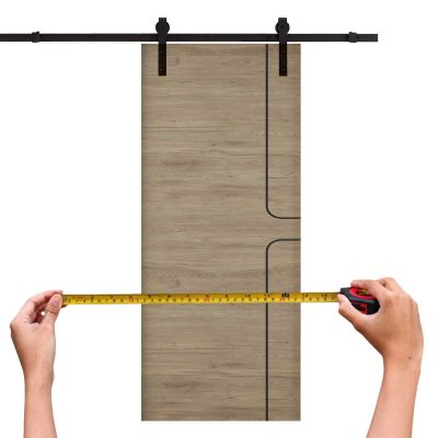 unas manos tomando medidas a una puerta corredera