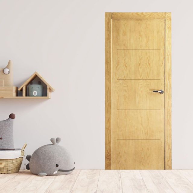 puerta de madera maciza pino 4 rayas en una habitación