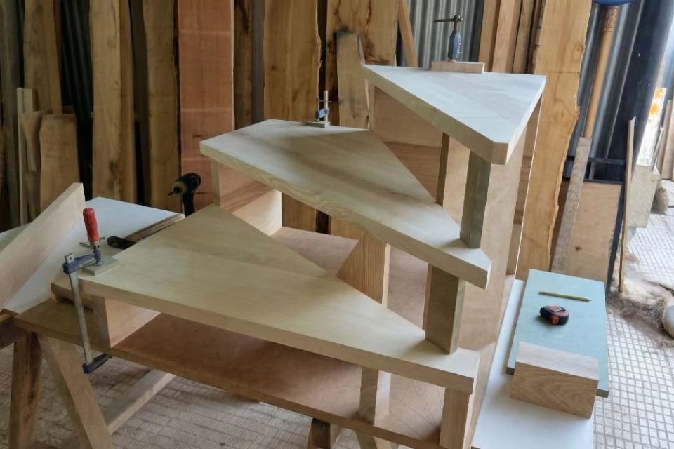 Interior de nuestro taller de carpintería donde fabricamos escaleras de madera a medida.