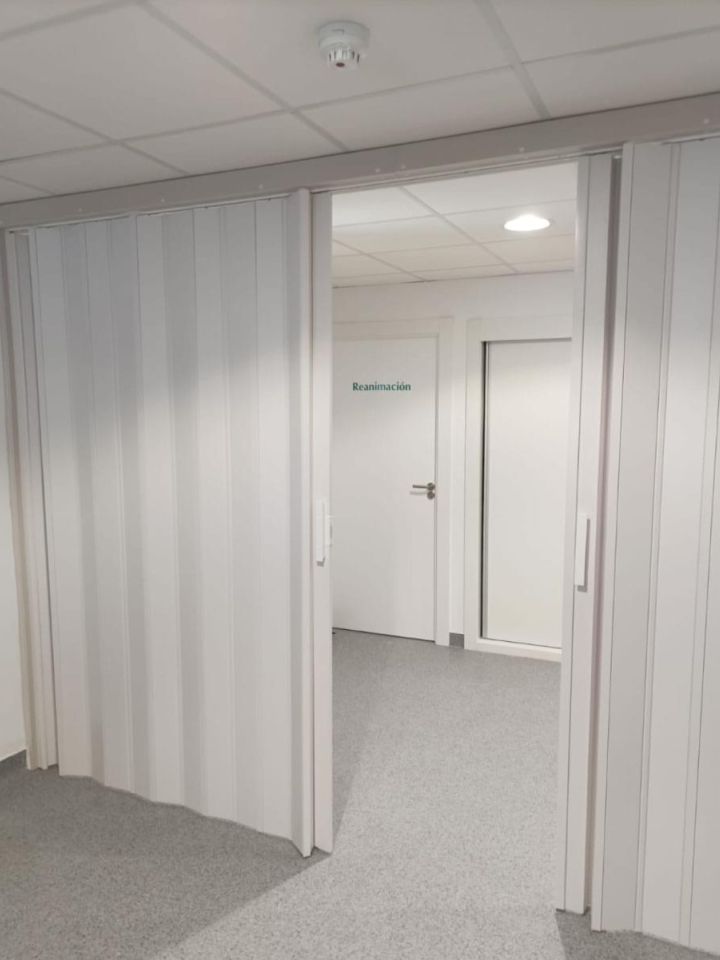 puerta plegable blanca