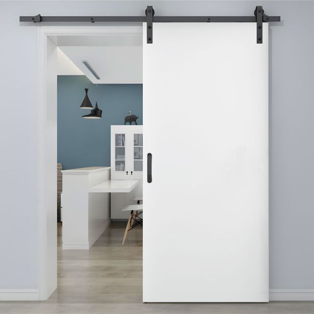 puerta corredera blanca lisa instalada en una habitacion moderna