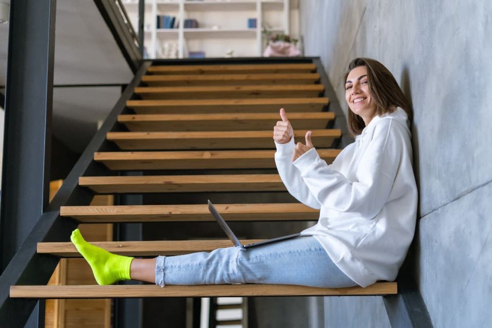 Cliente consultando precios de escaleras de madera de interior desde su casa.