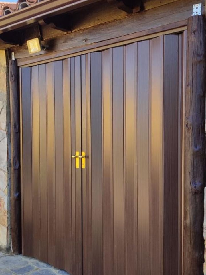 puerta plegable de pvc color nogal