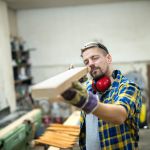 carpintero comprobando calidad pieza de madera