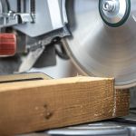 sierra circular sierra ingletadora fotografiada ambiente taller