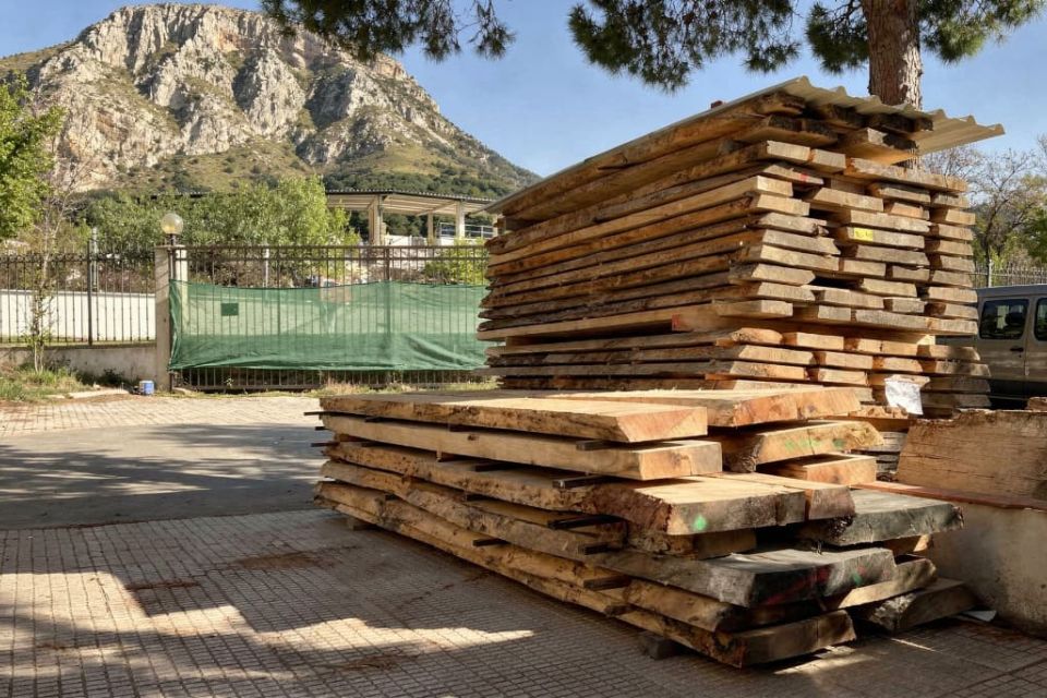 Tablones de madera maciza de roble y haya seleccionados para la fabricación de peldaños.