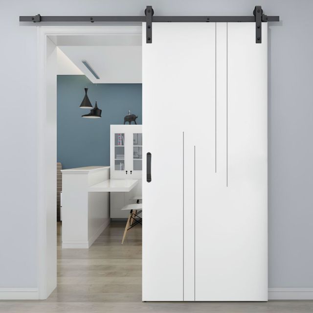 puerta corredera blanca lacada instalada en una habitacion moderna