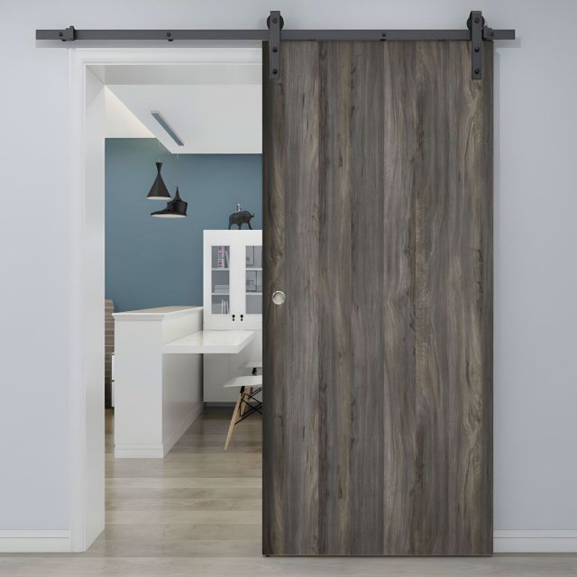 puerta corredera gris laminada lisa instalada en una habitacion moderna