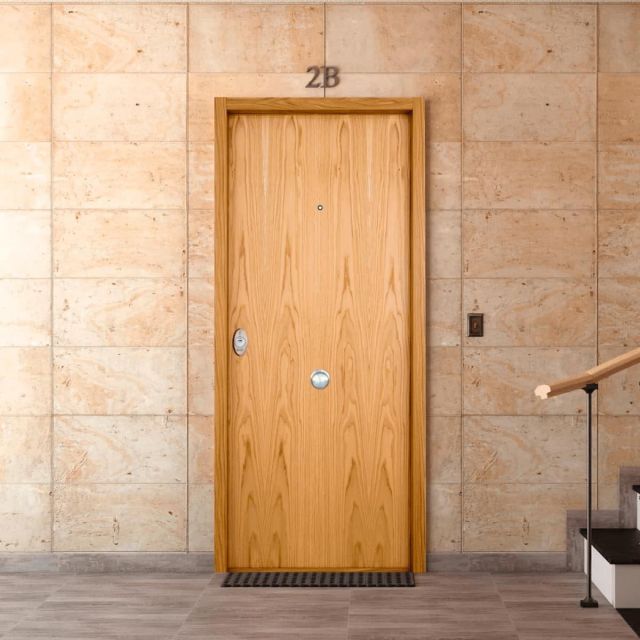 puerta de entrada acorazada roble piso
