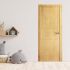 puerta de madera maciza pino 4 rayas en una habitación