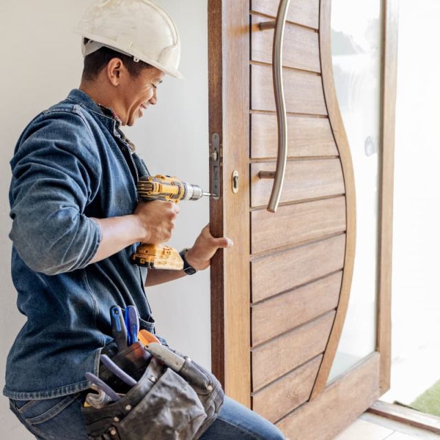 carpintero instalando puerta exterior