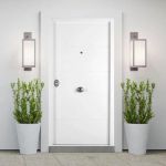 puerta blanca exterior