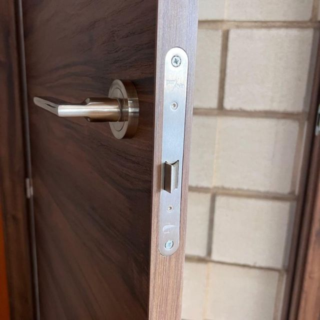 puerta-laminada-nogal-cerradura